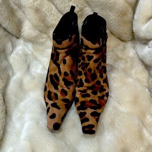 Women’s animal print light fur booties.